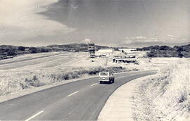 Fotografía de la pista y de los edificios que forman el aeropuerto Tobías Bolaños de Pavas San José