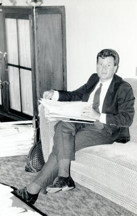 Fotografía de Mario Carazo Zeledón, en la Dirección del Archivo Nacional, cuando se integró a la ...