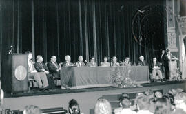 Fotografía con la imagen de la conferencia del Dalai Lama sobre el medio ambiente en el Teatro Na...