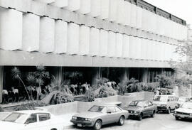 Fotografía con la imagen de la fachada del edificio de la Biblioteca Luis Demetrio Tinoco de la U...