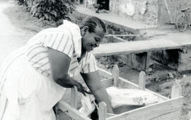 Fotografía de Luz Pizarro vendedora de comidas tradicionales. Calle Real, Liberia. Se observa la ...