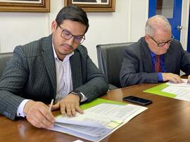 Fotografías del Ministro de Agricultura y Ganadería, Víctor Julio Carvajal Porras durante la firm...