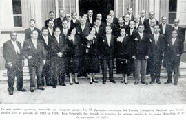 Fotografía con la imagen de un grupo de 35 diputados miembros del Partido Liberación Nacional , e...
