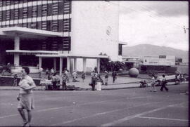 Fotografía del edificio de las oficinas centrales de la Caja Costarricense de Seguro Social, situ...