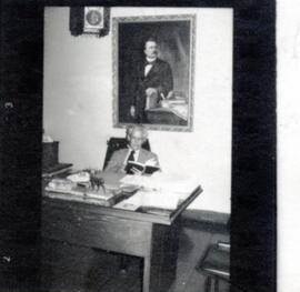Fotografía de José Luis Coto Conde, director del Archivo Nacional 1948-1980 en la oficina de la D...