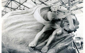Fotografías del monumento a los caídos en la Guerra Civil de 1948, en Santa María de Dota. Escult...