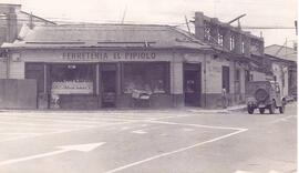 Fotografía del edificio de la Ferretaría el Pipiolo. Situada en la esquina sureste de la Plaza Go...