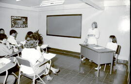 Fotografía de Sara Alfaro Espinoza, Instructora en la materia de Clasificación y los becarios del...