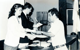 Fotografía de la entrega de certificados en el acto de clausura de cursos libres, Centro Regiónal...