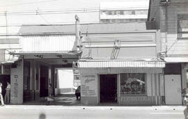 Fotografía de los edificios ocupados por la Librería Valerín y la floristería Kapris, situadas en...