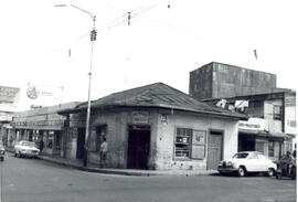 Fotografía de la esquina noroeste del edificio de la pulpería Hawai, situado en la avenida 8, cal...