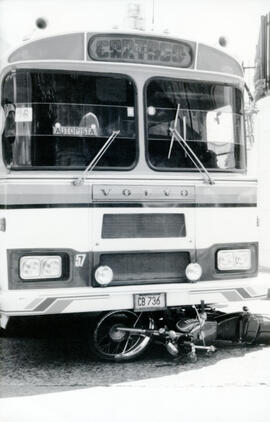 Fotografía de un accidente de tránsito ocurrido con un autobus de la línea Cartago- San José, en ...