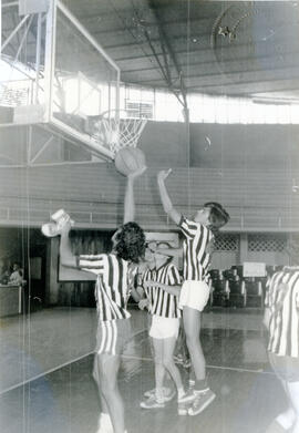 Fotografías con imágenes de un juego de baloncesto realizado en los Juegos Deportivos Comunales N...