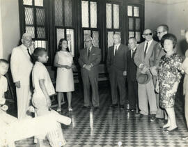 Fotografía de representantes diplomáticos y visitantes de la Embajada de Costa Rica en El Salvado...