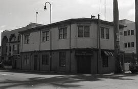 Fotografía vista del edificio esquinero donde se encuentra el Bar Buenos Aires. Situado en Barrio...