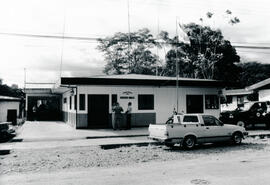 Fotografía del edificio que alberga las oficinas de la Guardia de Asistencia Rural y de Correos y...