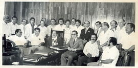Fotografía de una reunión con la participación de Luis Alberto Monge, Edgar Arroyo, Antonio Cañas...