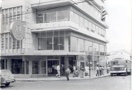 Fotografía y contacto vista del edificio del Instituto Nacional de Acueductos y Alcantarillados. ...