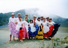 Fotografías del grupo folclórico del Archivo Nacional en el volcán Irazú San José