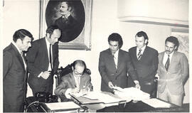 Fotografía de la firma del Decreto de caducidad del contrato de la Northern Railway Campany, real...