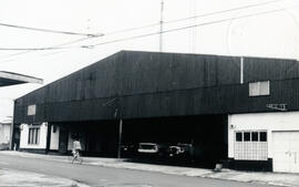 Fotografía de la fachada y estacionamiento de vehículos del edificio de la Cruz Roja en San Carlo...