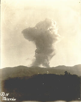 Fotografía de la erupción del volcán Rincón de la Vieja. Guanacaste
