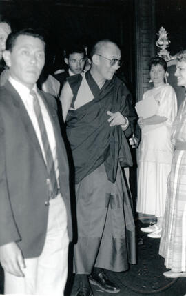 Fotografía con la imagen del Dalai Lama y algunos de sus acompañantes, durante su visita a Costa ...