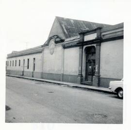 Fotografías del edificio del Asilo de Huérfanos, situado en avenida 7, calles 21 y 23, acera nort...