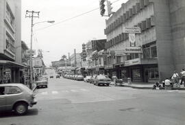 Fotografía de la Avenida Central, parte llamada Cuesta de Moras, desde Calle 11 San José