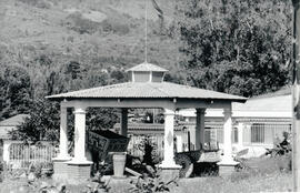 Fotografías del kiosko y casa de habitación en la Finca María Justa en San Pablo de León Cortés. ...