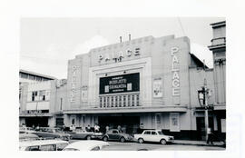 Fotografías de una vista frontal del edificio del Cine Palace. Situado en avenida 2, calles centr...