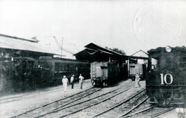 reproducción Fotografía del patio de la estación terminal en San José Se observan algún as locomo...