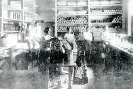 Fotografía de la fábrica de Vinos de los Hermanos Sanchez. Vista de la sala, personas y preparaci...