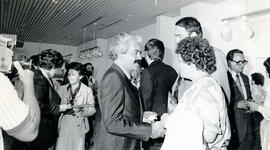 Fotografía del acto de inauguración de una exposición de obras de Carlos Poveda, realizada en la ...