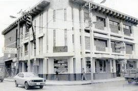 Fotografía de la Farmacia Maríano Jiménez. Situada en calle 0, avenida 8 y 10. San José, Costa Rica