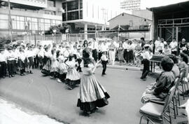 Fotografías de la presentación del Grupo de Bailes Folclóricos Guacalito, en el acto cívico del A...
