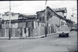Fotografía de un lote esquinero cercado de latas, situado en avenida 12, calle 5. San José