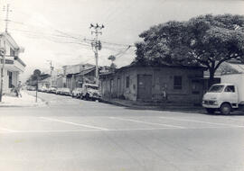 Fotografía de una residencia esquinera, antigua, ubicada en el Paseo Colón, calle 32 lado Sur. Sa...