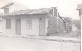 Fotografía de una casa de habitación antigua. Situada en avenida 2, calles 11 y 13. San José