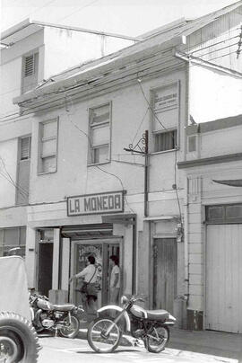 Fotografía del edificio ocupado por la zapatería La Moneda y la oficina del abogado Carlos Eduard...