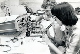 Fotografía con la imagen de estudiantes de Ingeniería Eléctrica de la Universidad de Costa Rica, ...