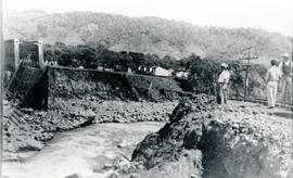 Fotografía del puente ferroviario de Turrialba destruido por las aguas del río Turrialba, durante...