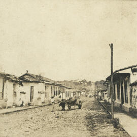 Fotografías estereoscópicas de San José antiguo. Se observan: calles, viviendas, edificios comerc...