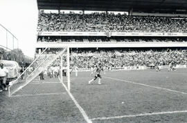 Fotografías de las graderías del Estadio Ricardo Saprissa, con aficionados; San José Se observa b...