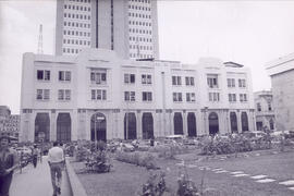 Fotografía edificio antiguo del Banco Nacional de Costa Rica, al fondo edificio nuevo, ubicado en...