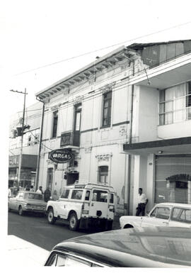 Fotografía del frente del edificio de la Imprenta Vargas, situado en avenidas primera y tercera, ...