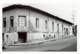 Fotografía de un edificio de apartamentos, situado en avenida 2, calle 25, esquina Noroeste . San...