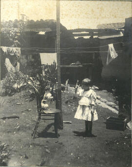 Fotografías en álbum sobre la vida cotidiana de una Región del país. Se observan dos niñas, jugan...