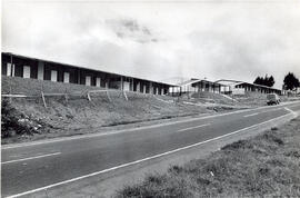 Fotografía del edificio de la escuela de las ciudadelas La Mora y Rodrigo Facio en Los Àngeles de...