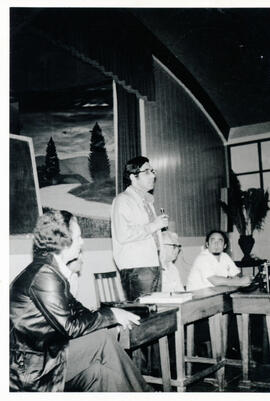 Fotografía de la Directora de la Dirección Nacional de Desarrollo de la Comunidad en reunión con ...
